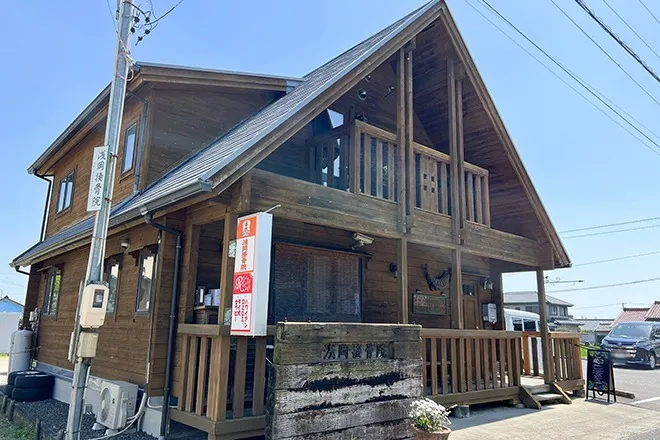 三角屋根が特徴的な建物